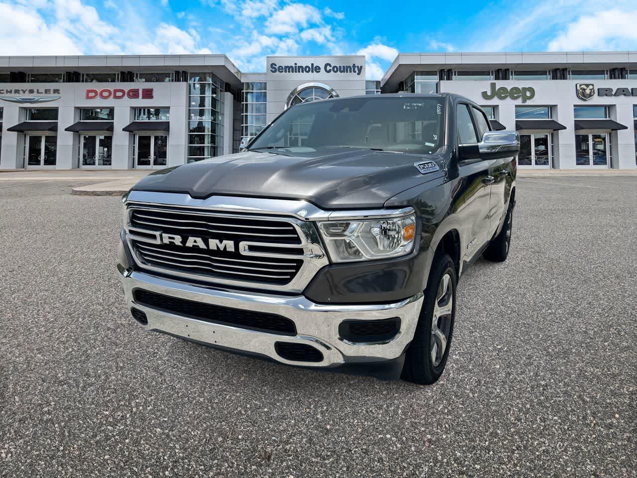 RAM 1500 Laramie Crew Cab 4x2 de 2024 con caja de 5'7'