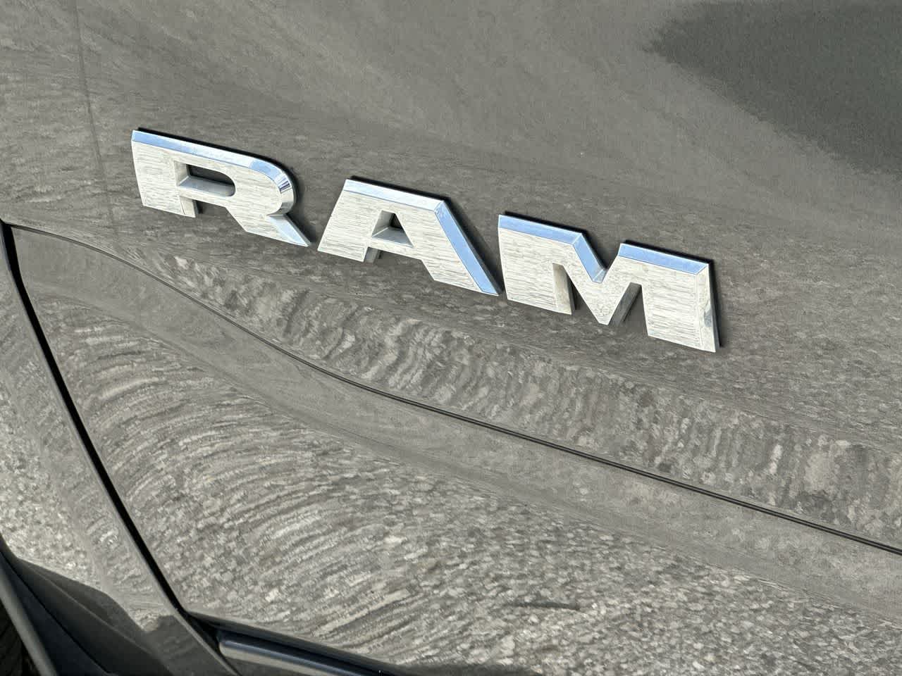 RAM 1500 Laramie Crew Cab 4x2 de 2024 con caja de 5'7'