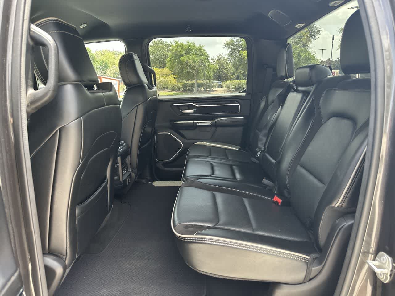 RAM 1500 Laramie Crew Cab 4x2 de 2024 con caja de 5'7'