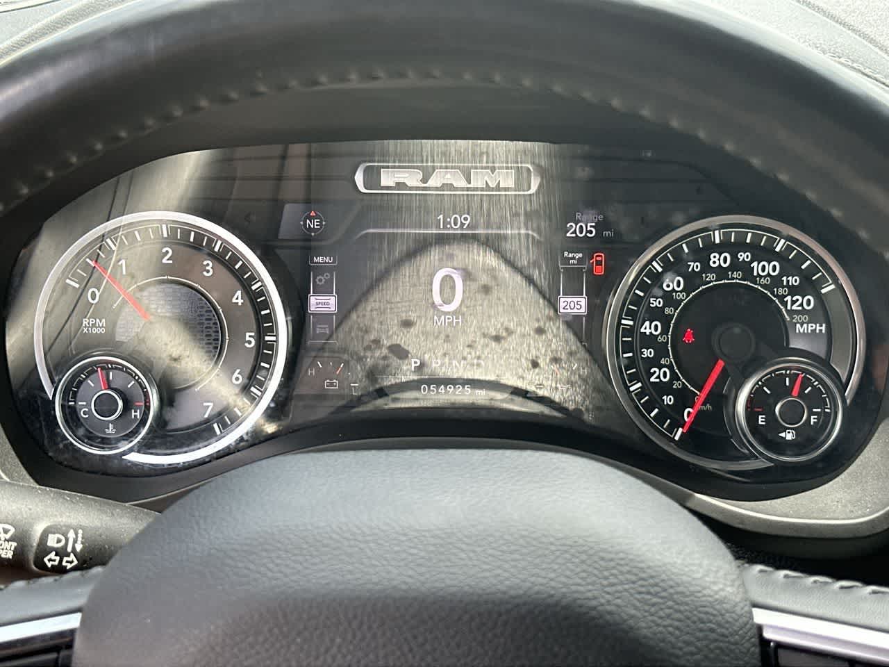 RAM 1500 Laramie Crew Cab 4x2 de 2024 con caja de 5'7'