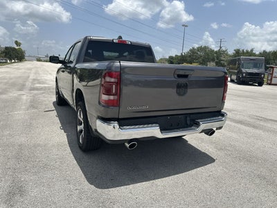 RAM 1500 Laramie Crew Cab 4x2 de 2024 con caja de 5'7'