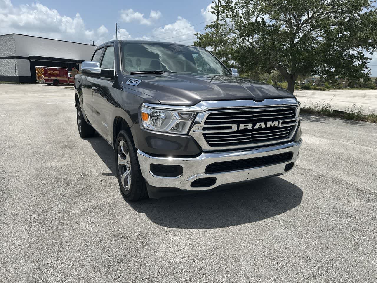 RAM 1500 Laramie Crew Cab 4x2 de 2024 con caja de 5'7'