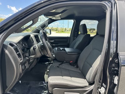 RAM 1500 Tradesman Quad Cab 4x4 de 2024 con caja de 6'4'