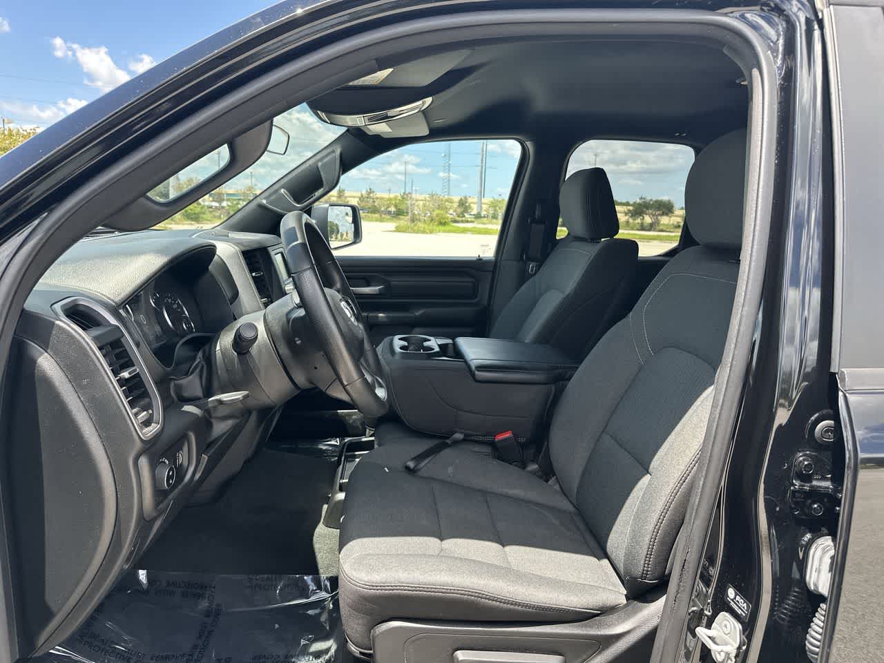 RAM 1500 Tradesman Quad Cab 4x4 de 2024 con caja de 6'4'