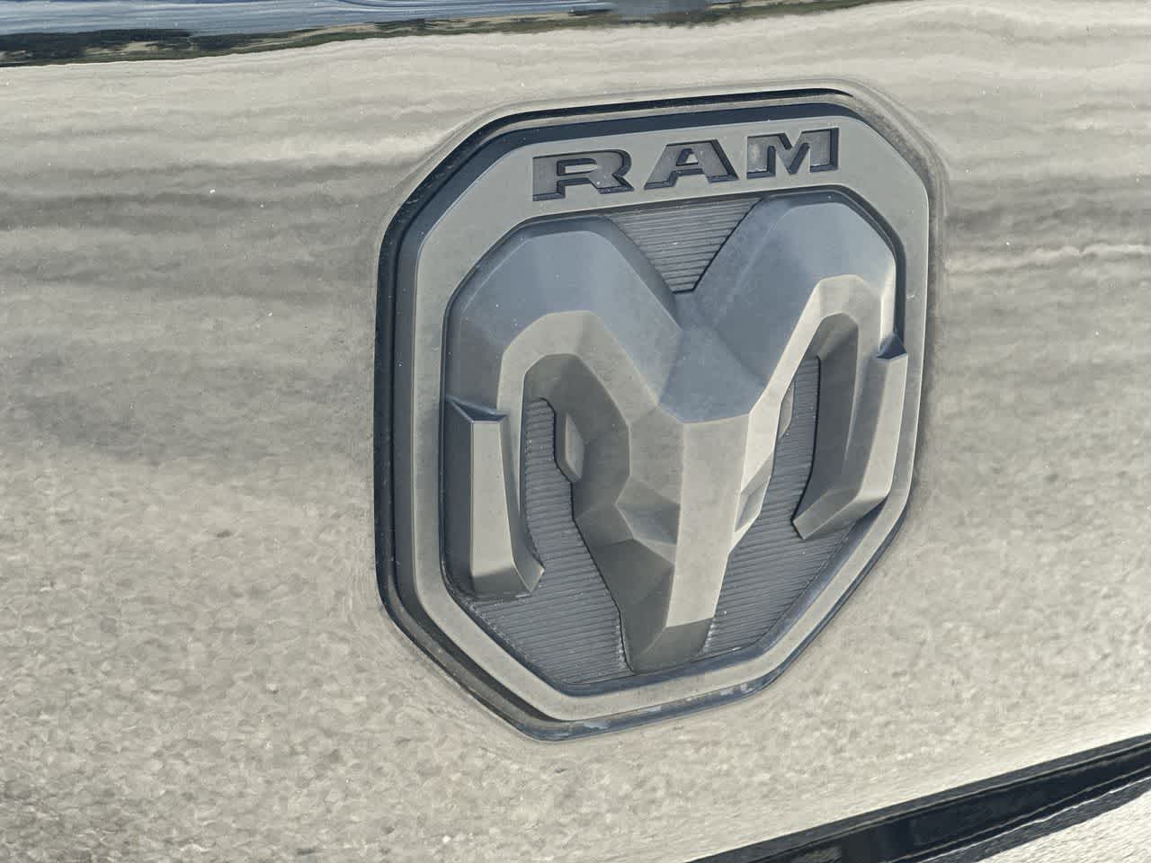 RAM 1500 Tradesman Quad Cab 4x4 de 2024 con caja de 6'4'