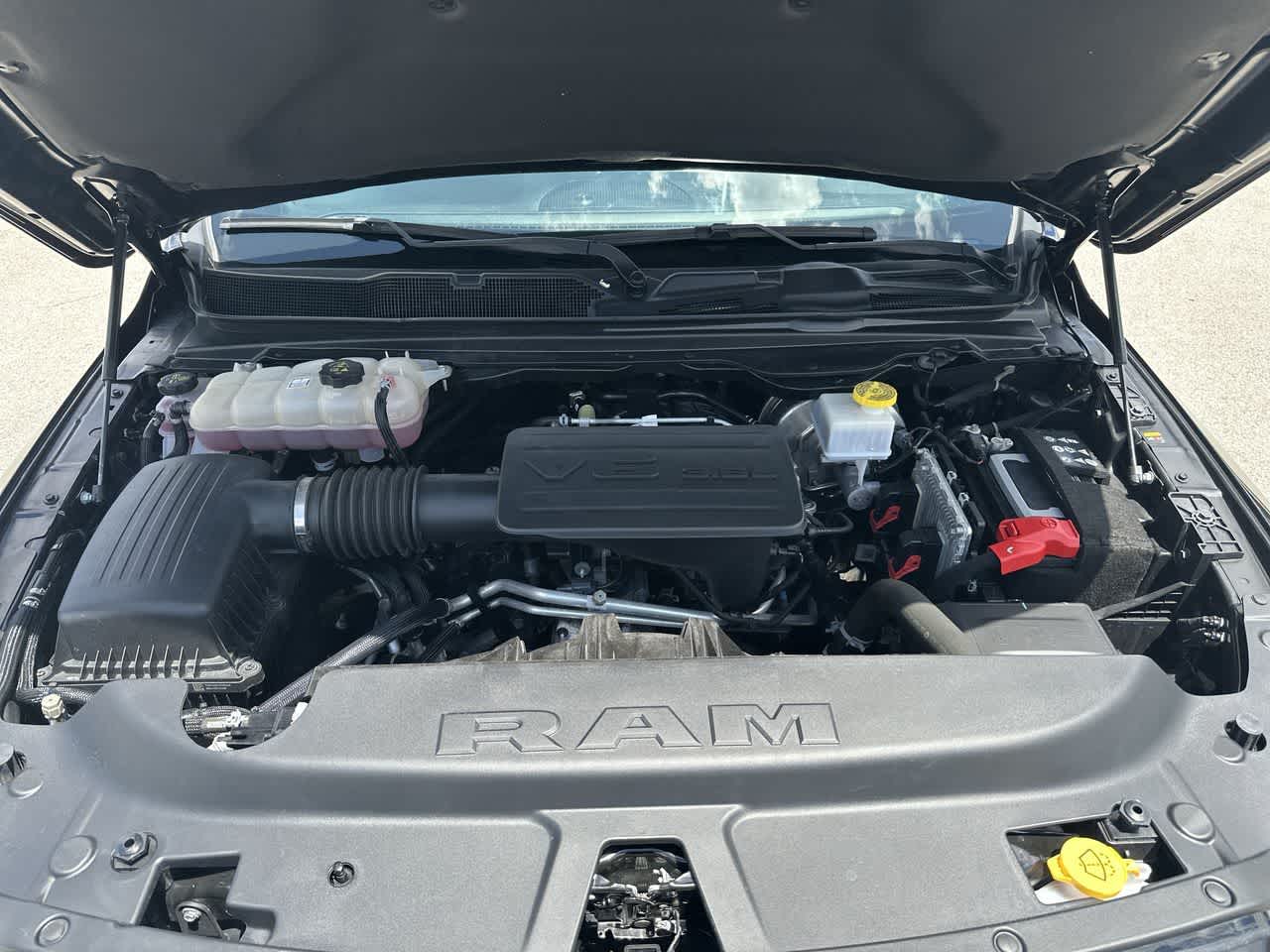 RAM 1500 Tradesman Quad Cab 4x4 de 2024 con caja de 6'4'