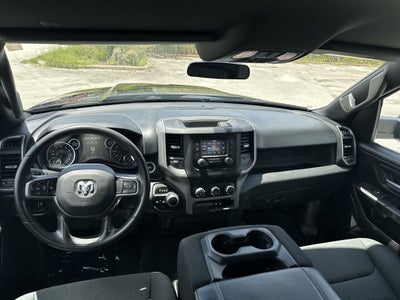RAM 1500 Tradesman Quad Cab 4x4 de 2024 con caja de 6'4'