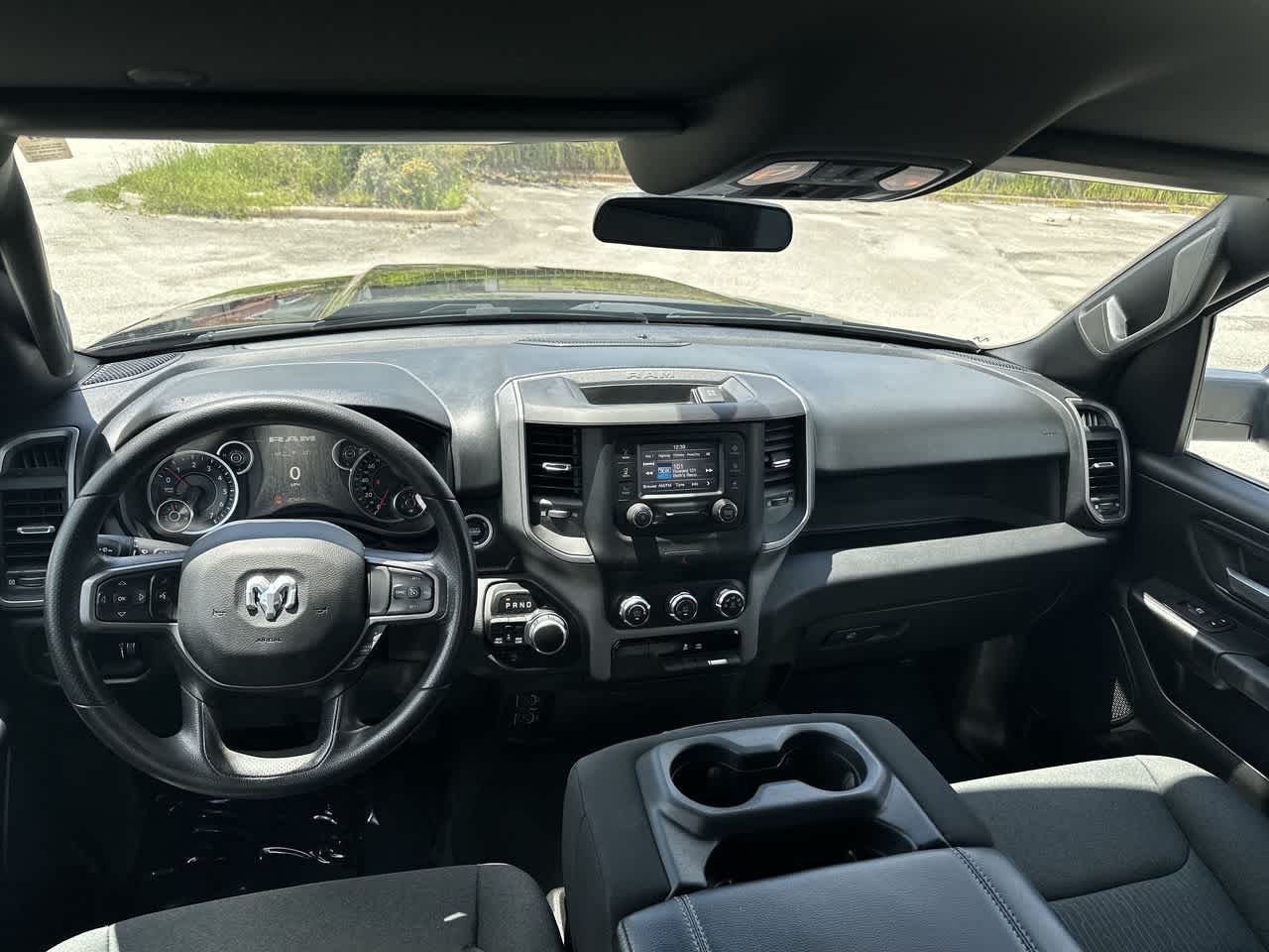 RAM 1500 Tradesman Quad Cab 4x4 de 2024 con caja de 6'4'
