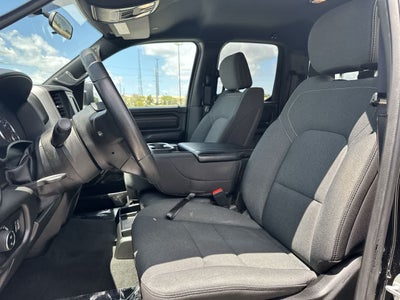 RAM 1500 Tradesman Quad Cab 4x4 de 2024 con caja de 6'4'