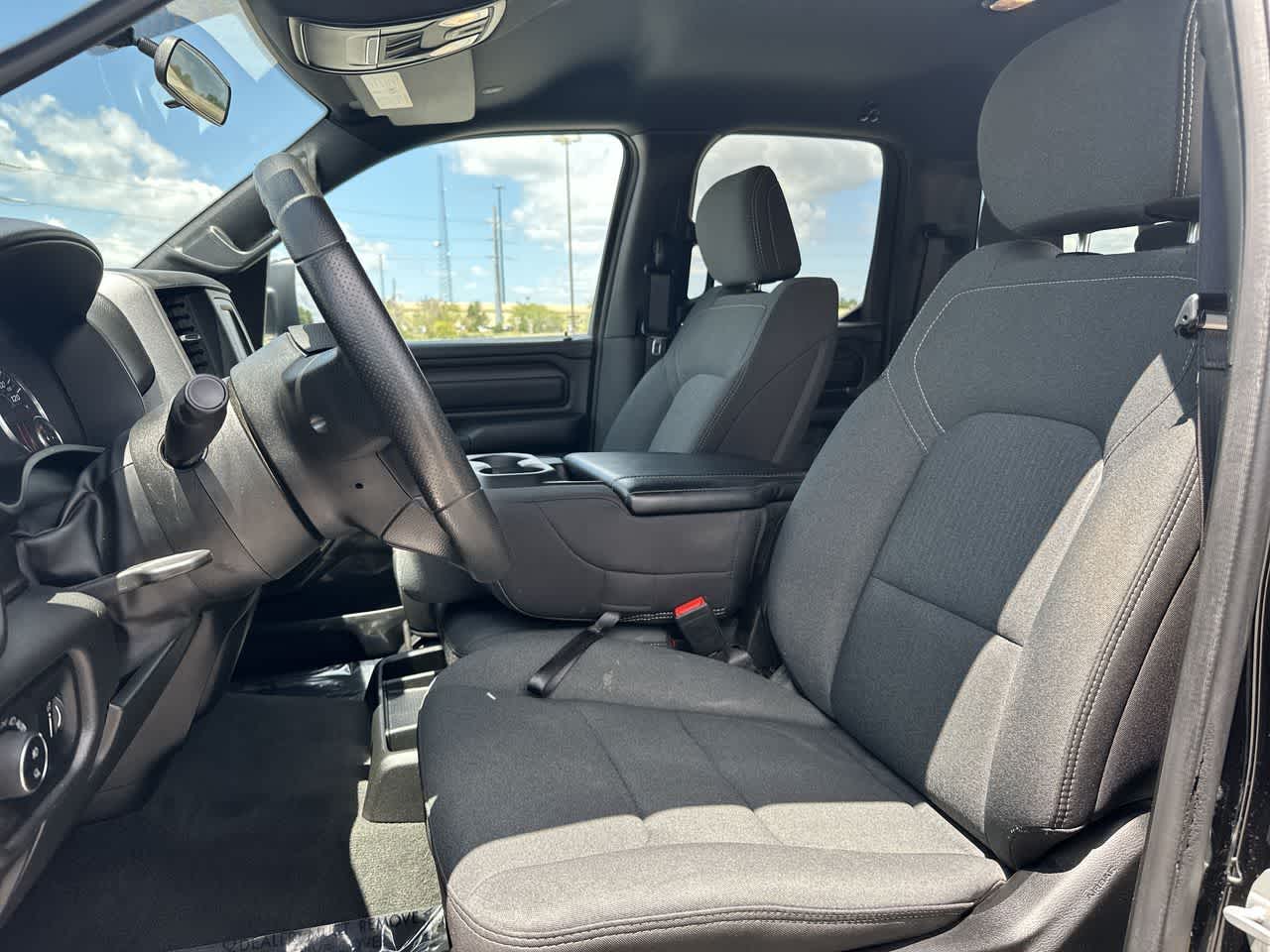 RAM 1500 Tradesman Quad Cab 4x4 de 2024 con caja de 6'4'