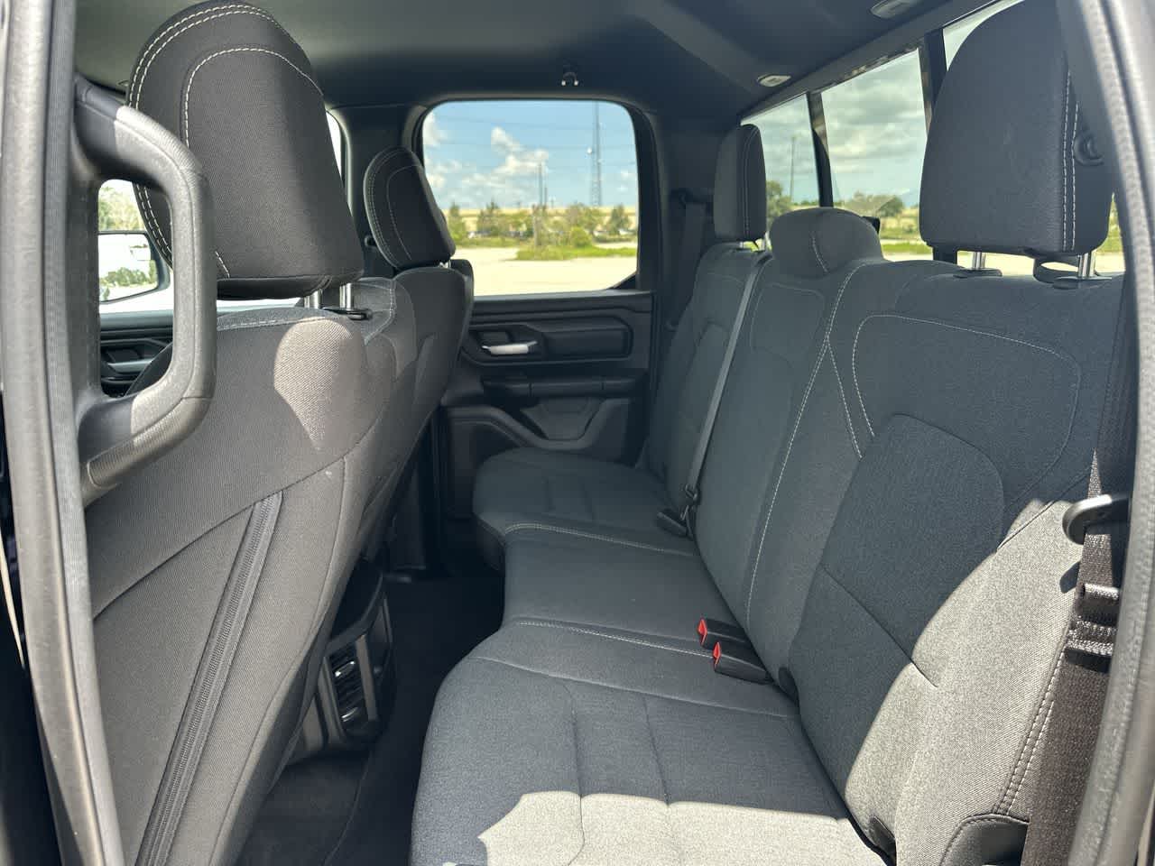 RAM 1500 Tradesman Quad Cab 4x4 de 2024 con caja de 6'4'