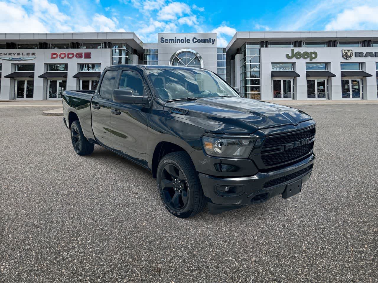 RAM 1500 Tradesman Quad Cab 4x4 de 2024 con caja de 6'4'