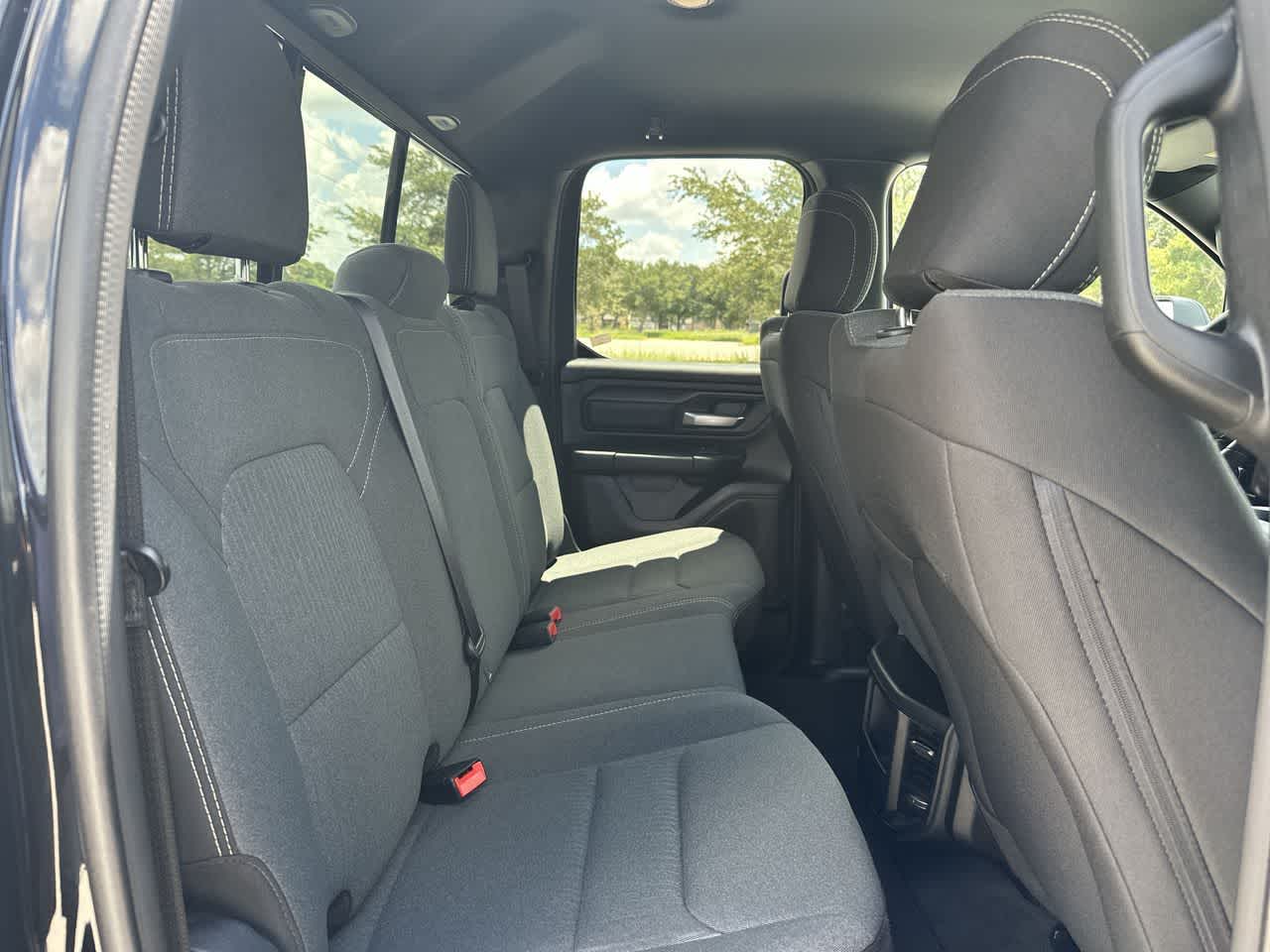 RAM 1500 Tradesman Quad Cab 4x4 de 2024 con caja de 6'4'