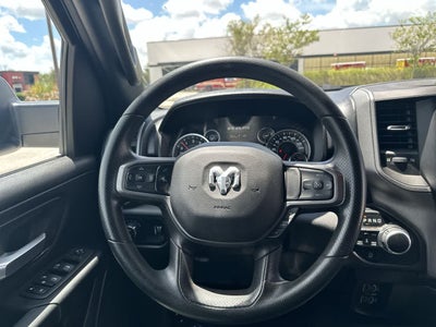 RAM 1500 Tradesman Quad Cab 4x4 de 2024 con caja de 6'4'