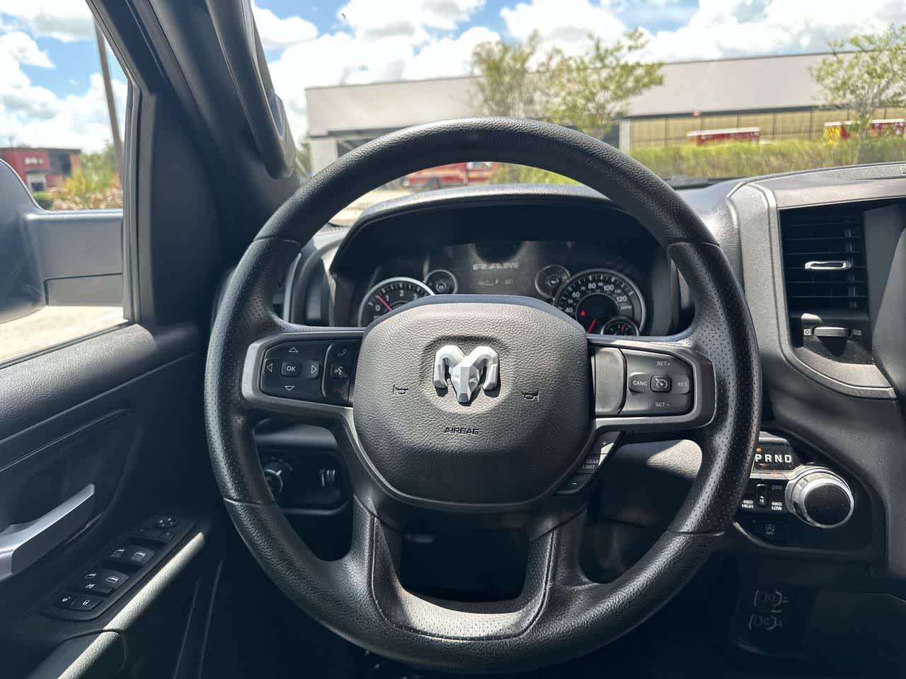 RAM 1500 Tradesman Quad Cab 4x4 de 2024 con caja de 6'4'