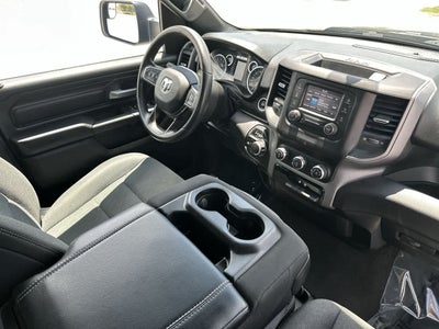 RAM 1500 Tradesman Quad Cab 4x4 de 2024 con caja de 6'4'