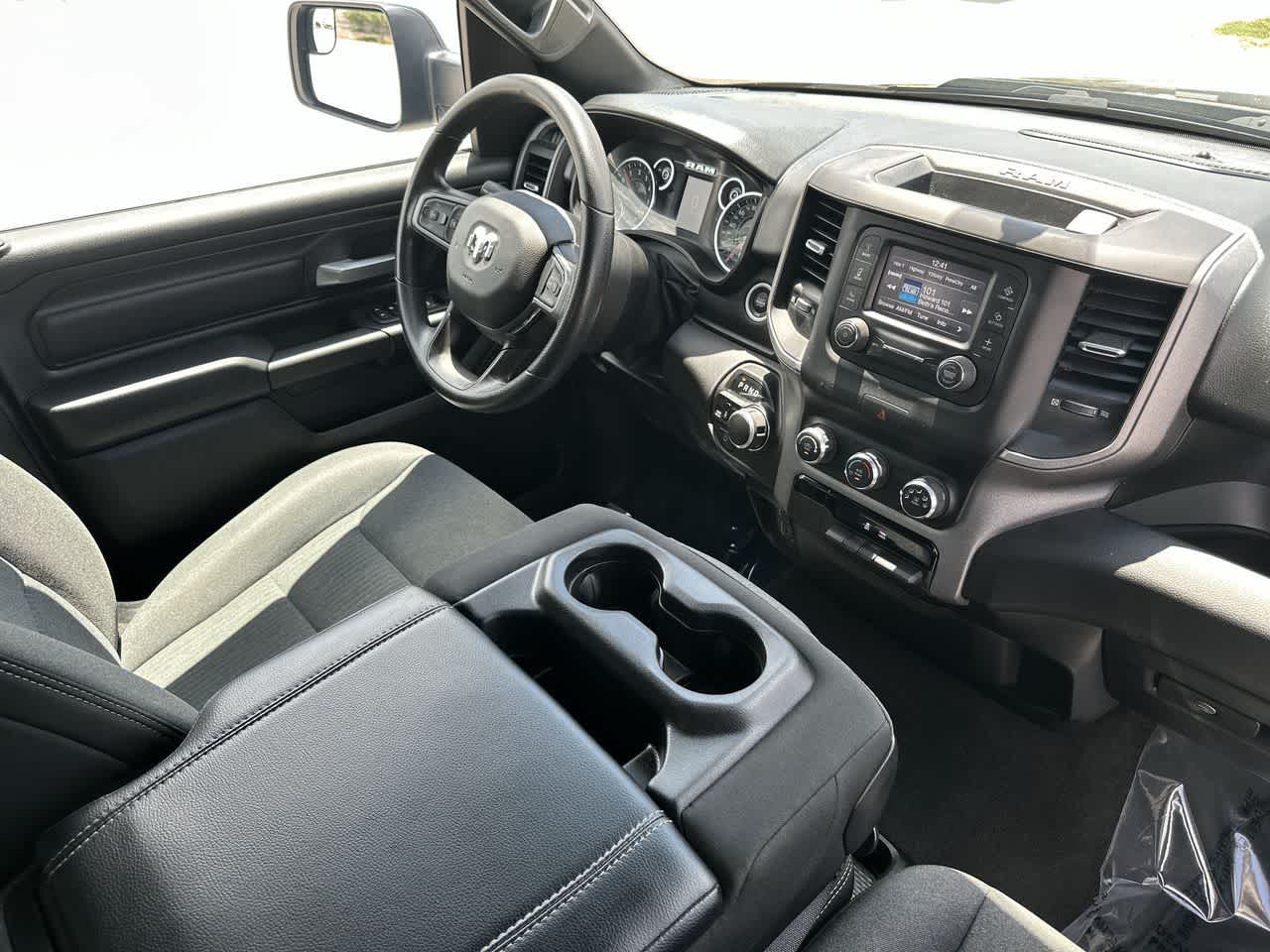 RAM 1500 Tradesman Quad Cab 4x4 de 2024 con caja de 6'4'