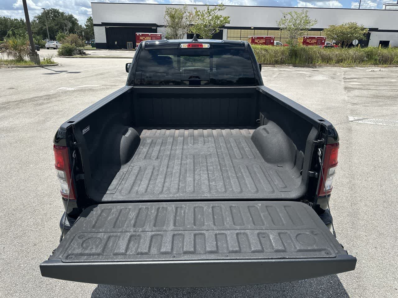 RAM 1500 Tradesman Quad Cab 4x4 de 2024 con caja de 6'4'