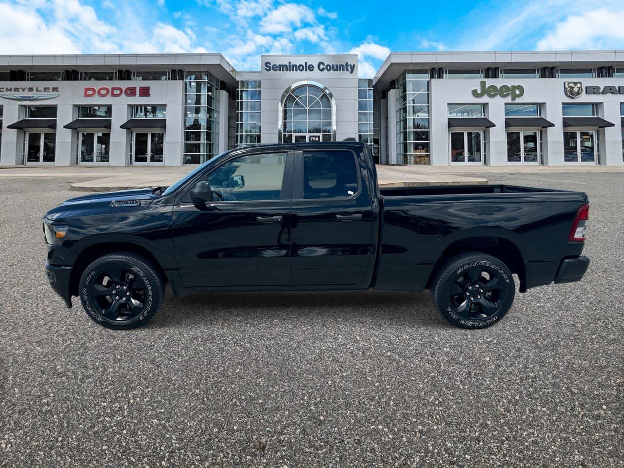 RAM 1500 Tradesman Quad Cab 4x4 de 2024 con caja de 6'4'