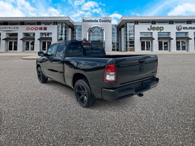 RAM 1500 Tradesman Quad Cab 4x4 de 2024 con caja de 6'4'