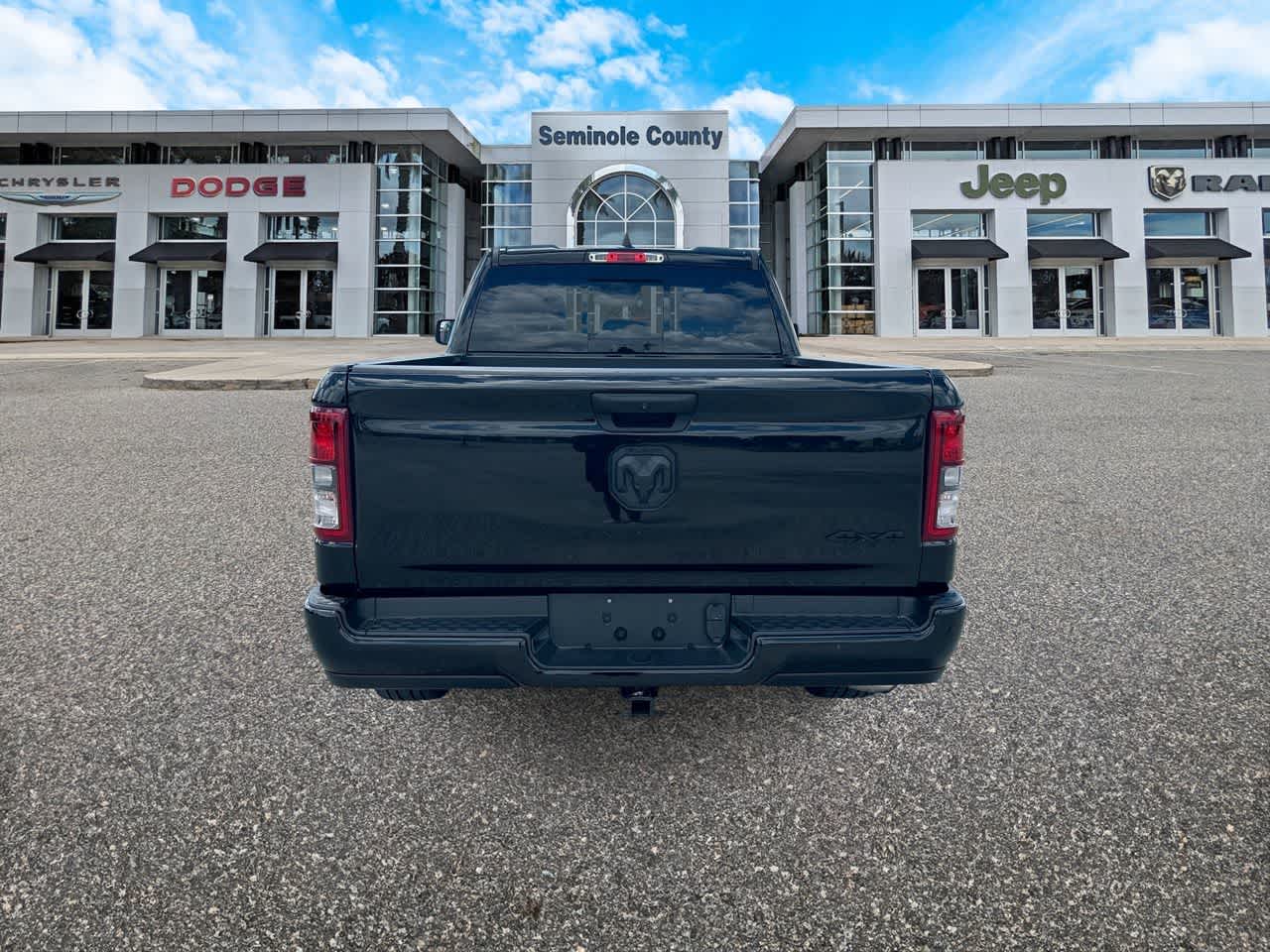 RAM 1500 Tradesman Quad Cab 4x4 de 2024 con caja de 6'4'