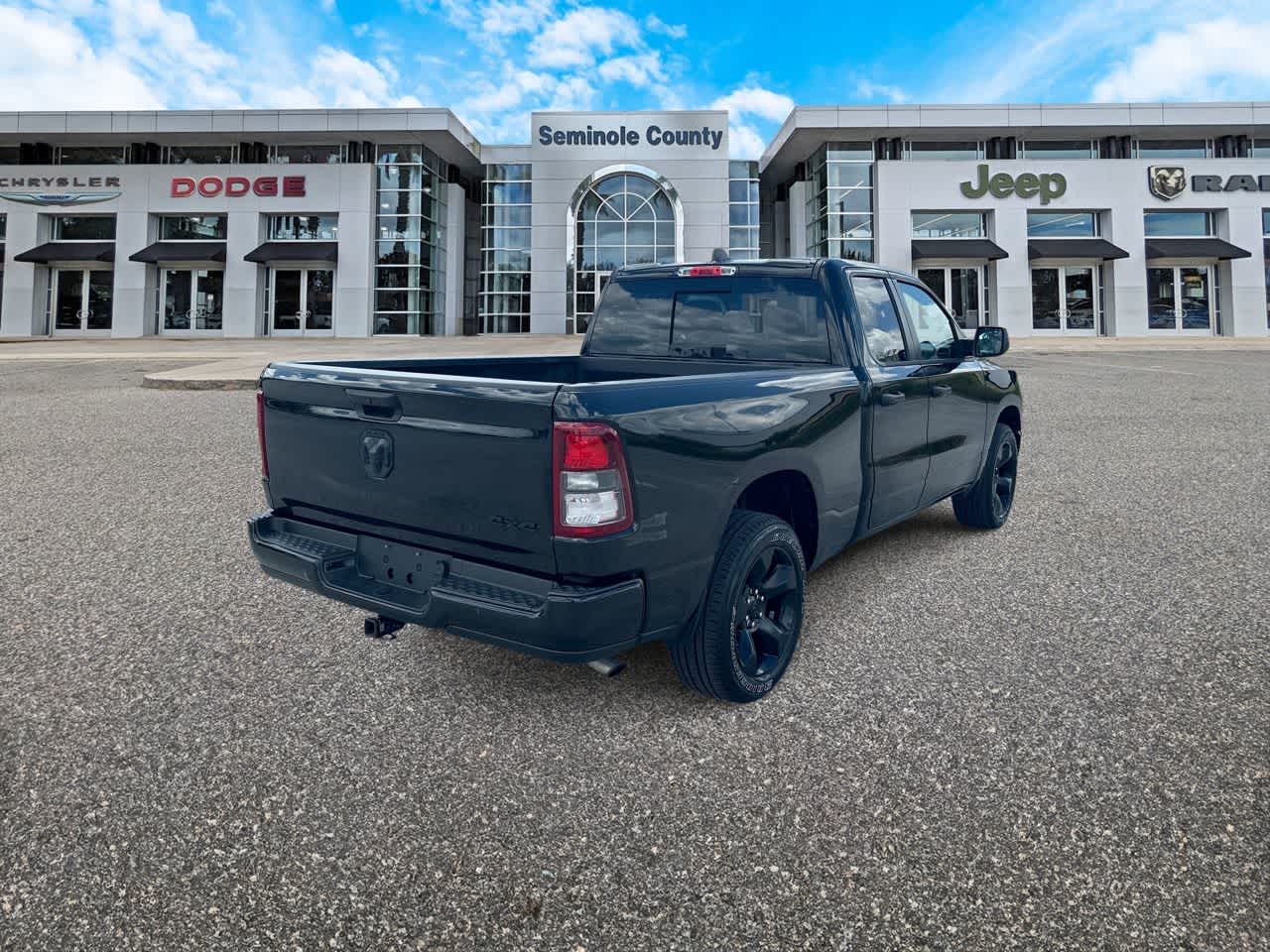 RAM 1500 Tradesman Quad Cab 4x4 de 2024 con caja de 6'4'