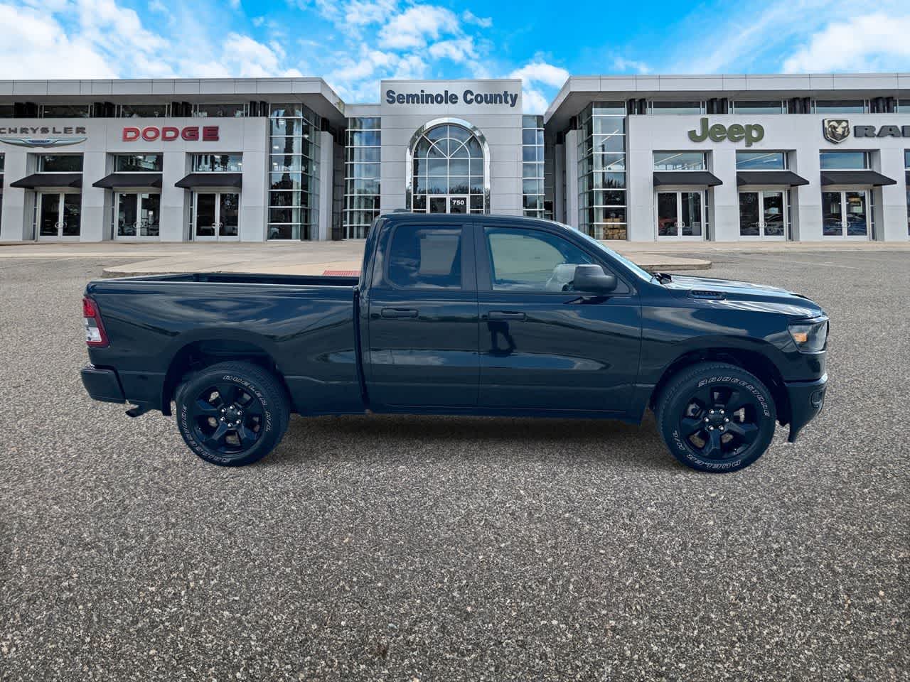 RAM 1500 Tradesman Quad Cab 4x4 de 2024 con caja de 6'4'