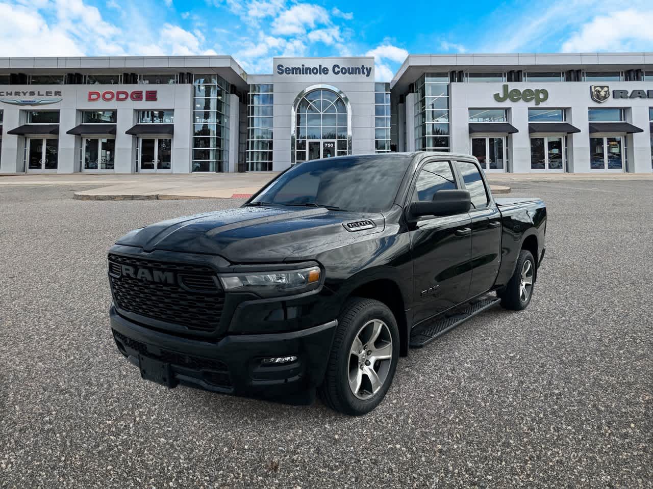 RAM 1500 Tradesman Quad Cab 4x4 de 2025 con caja de 6'4'