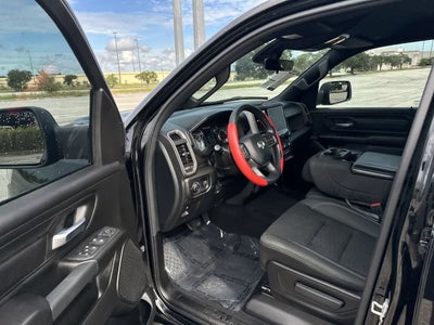 RAM 1500 Tradesman Quad Cab 4x4 de 2025 con caja de 6'4'