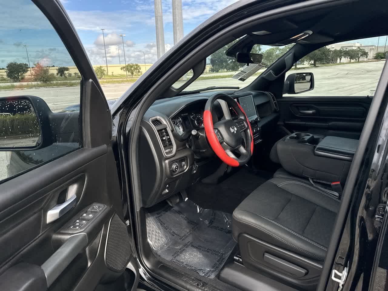 RAM 1500 Tradesman Quad Cab 4x4 de 2025 con caja de 6'4'