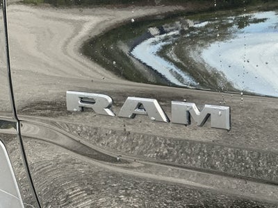 RAM 1500 Tradesman Quad Cab 4x4 de 2025 con caja de 6'4'
