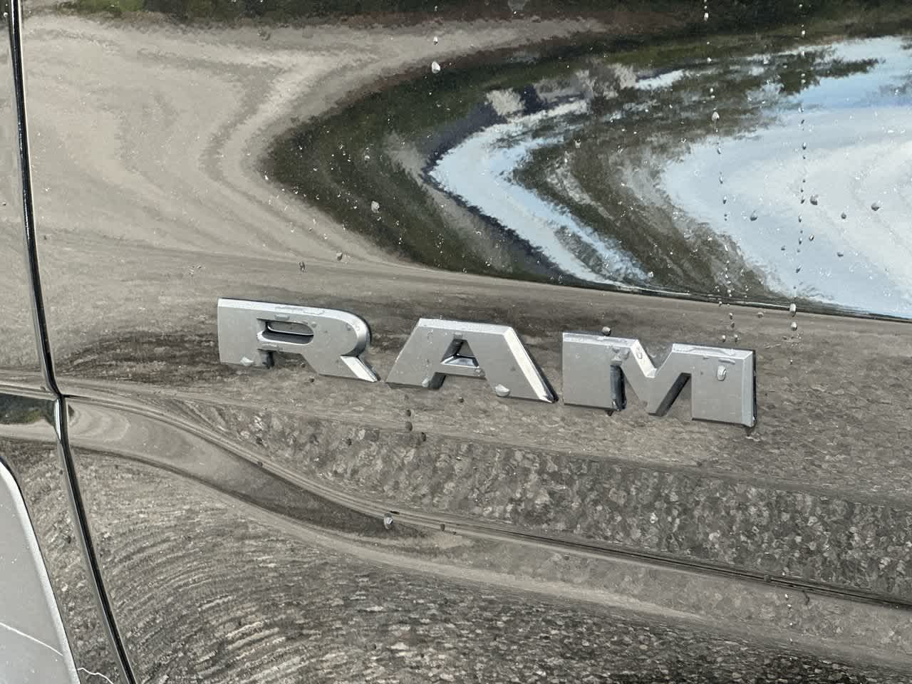 RAM 1500 Tradesman Quad Cab 4x4 de 2025 con caja de 6'4'