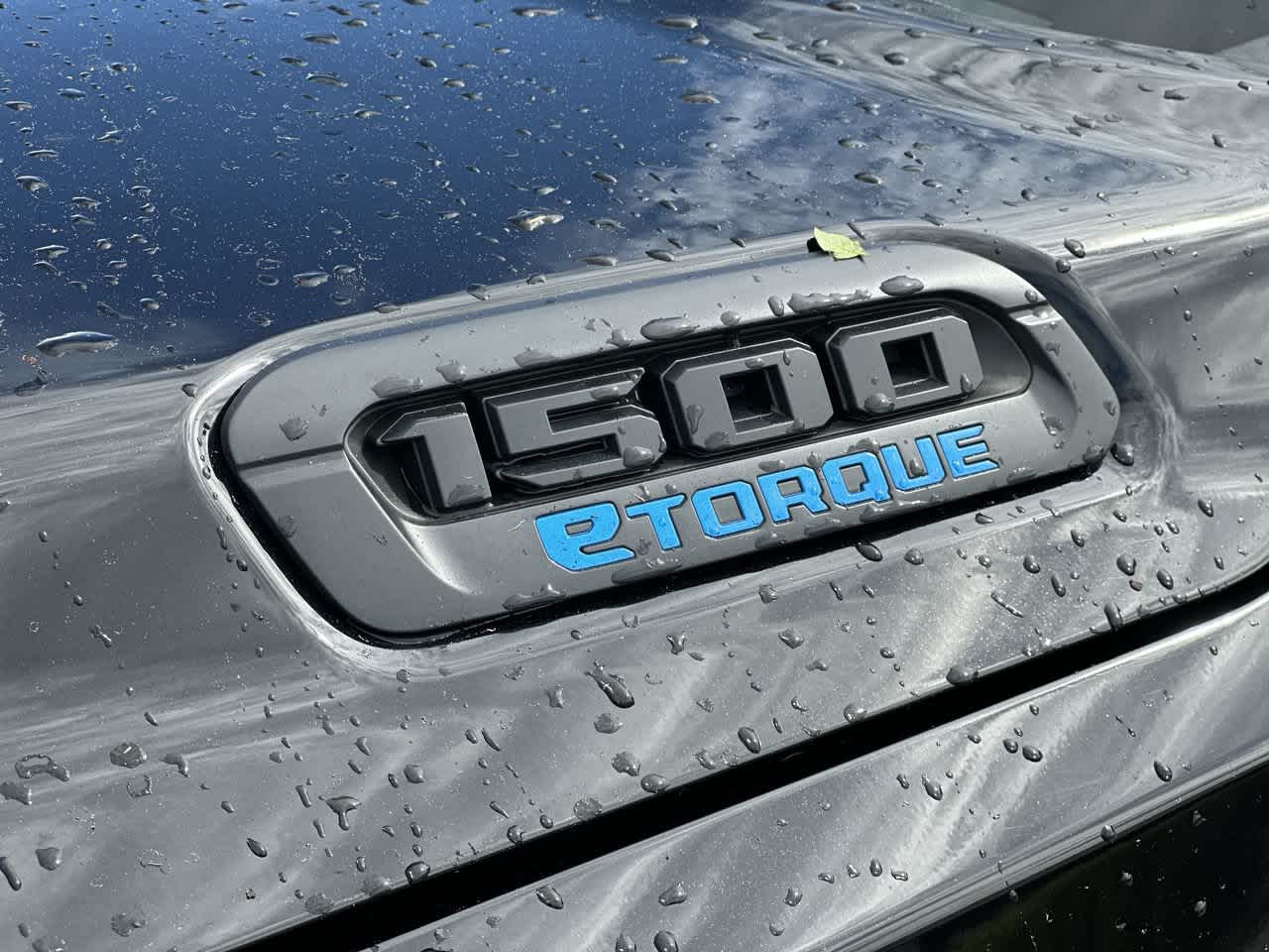RAM 1500 Tradesman Quad Cab 4x4 de 2025 con caja de 6'4'