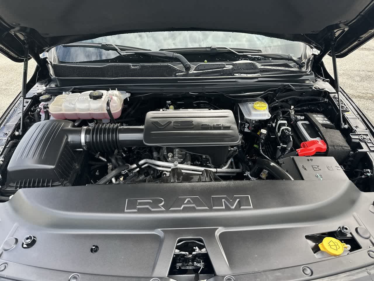 RAM 1500 Tradesman Quad Cab 4x4 de 2025 con caja de 6'4'