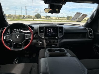 RAM 1500 Tradesman Quad Cab 4x4 de 2025 con caja de 6'4'