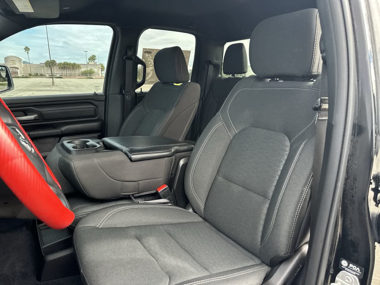 RAM 1500 Tradesman Quad Cab 4x4 de 2025 con caja de 6'4'
