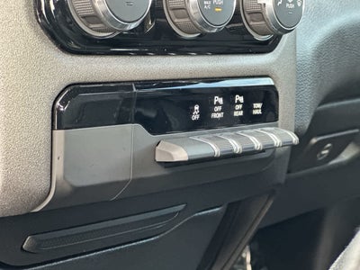 RAM 1500 Tradesman Quad Cab 4x4 de 2025 con caja de 6'4'