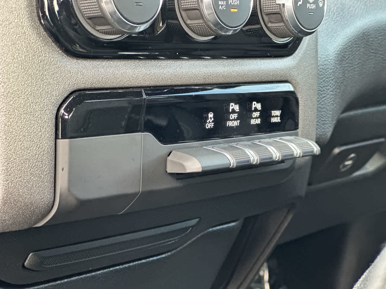RAM 1500 Tradesman Quad Cab 4x4 de 2025 con caja de 6'4'