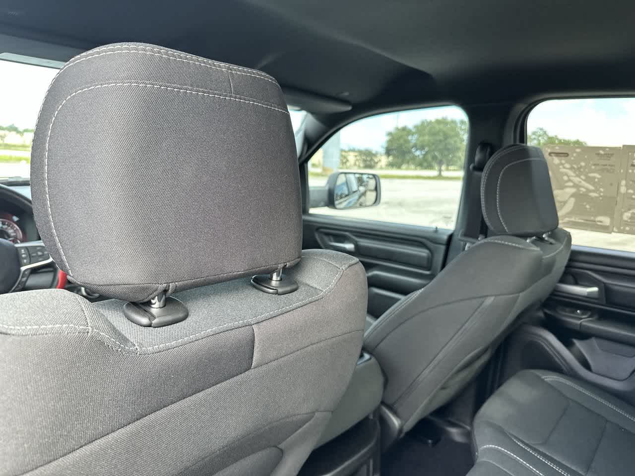 RAM 1500 Tradesman Quad Cab 4x4 de 2025 con caja de 6'4'