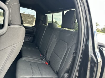 RAM 1500 Tradesman Quad Cab 4x4 de 2025 con caja de 6'4'
