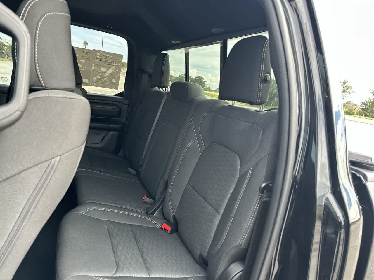 RAM 1500 Tradesman Quad Cab 4x4 de 2025 con caja de 6'4'