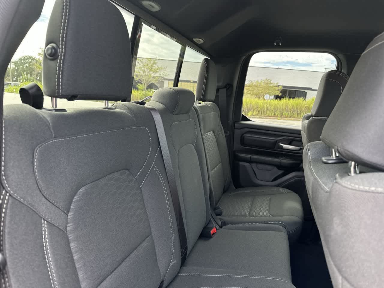 RAM 1500 Tradesman Quad Cab 4x4 de 2025 con caja de 6'4'