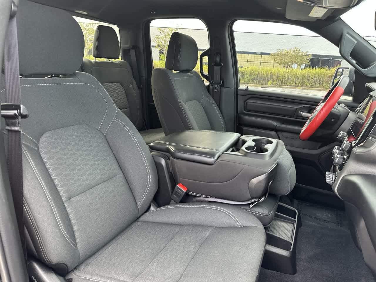 RAM 1500 Tradesman Quad Cab 4x4 de 2025 con caja de 6'4'