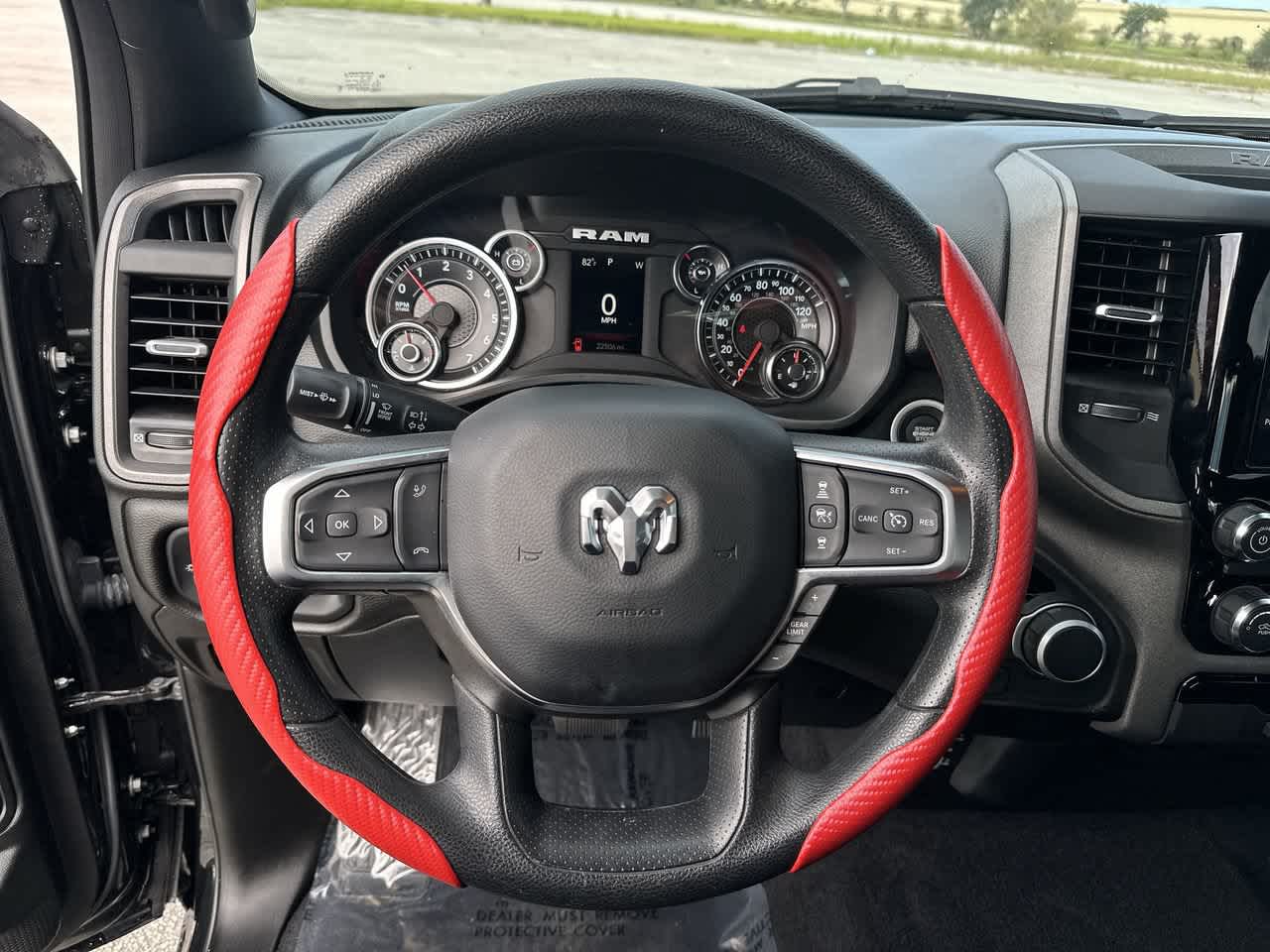 RAM 1500 Tradesman Quad Cab 4x4 de 2025 con caja de 6'4'