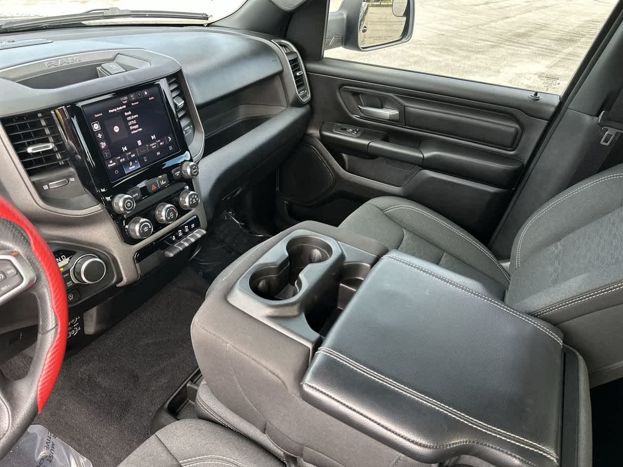 RAM 1500 Tradesman Quad Cab 4x4 de 2025 con caja de 6'4'