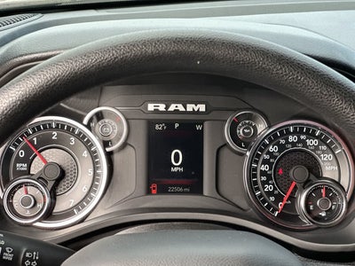 RAM 1500 Tradesman Quad Cab 4x4 de 2025 con caja de 6'4'