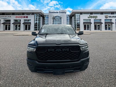RAM 1500 Tradesman Quad Cab 4x4 de 2025 con caja de 6'4'