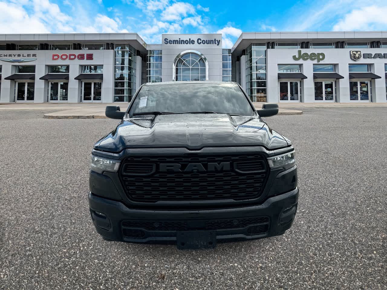 RAM 1500 Tradesman Quad Cab 4x4 de 2025 con caja de 6'4'