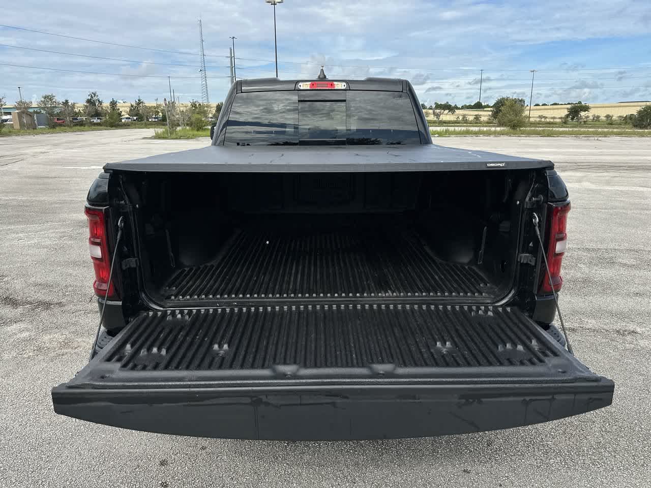 RAM 1500 Tradesman Quad Cab 4x4 de 2025 con caja de 6'4'
