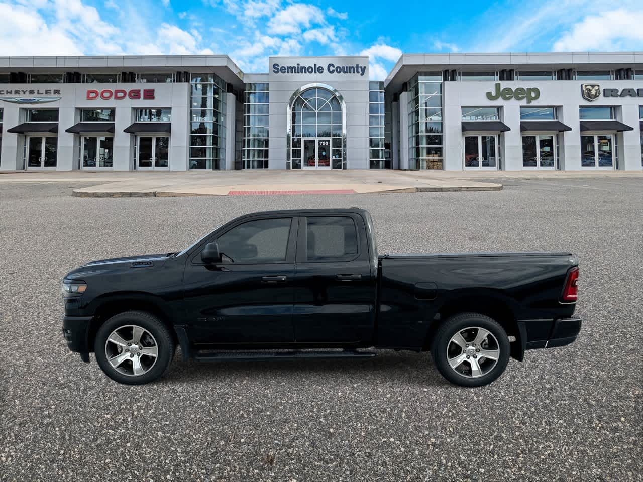 RAM 1500 Tradesman Quad Cab 4x4 de 2025 con caja de 6'4'